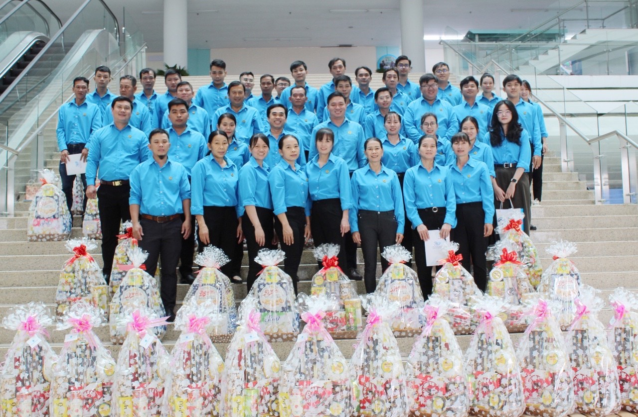 8c75f625d40a0954501b TẶNG QUÀ TẾT, GỬI YÊU THƯƠNG